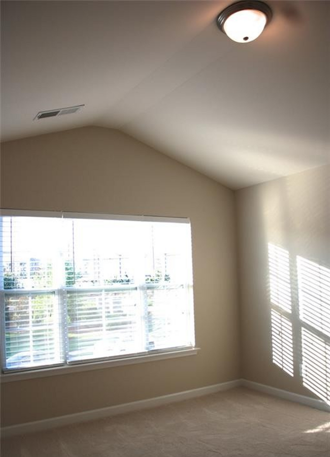 Building Photo - Beautiful Townhome in coveted Steele Creek...