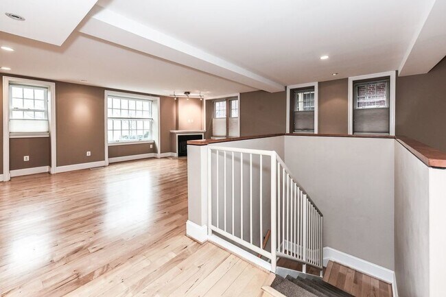 Foto del edificio - Luxury Two Bedroom near DuPont + Parking