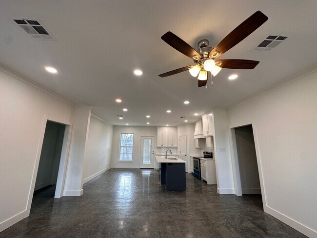 Building Photo - Wonderful 3/2 in South Lake Charles!