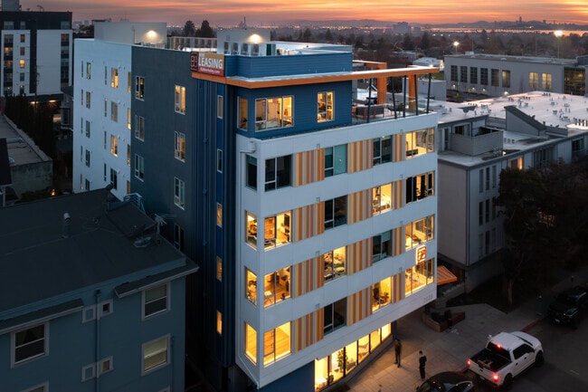 Building Photo - B28