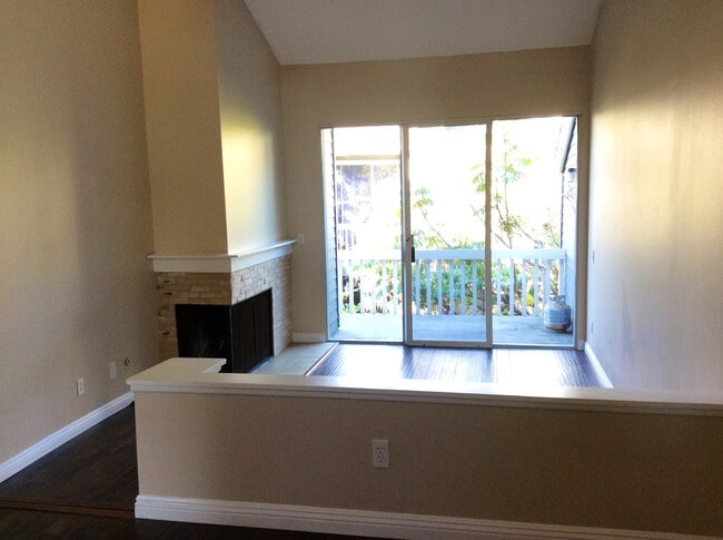 Building Photo - GORGEOUS 2 BEDROOM 1 BATH CONDO