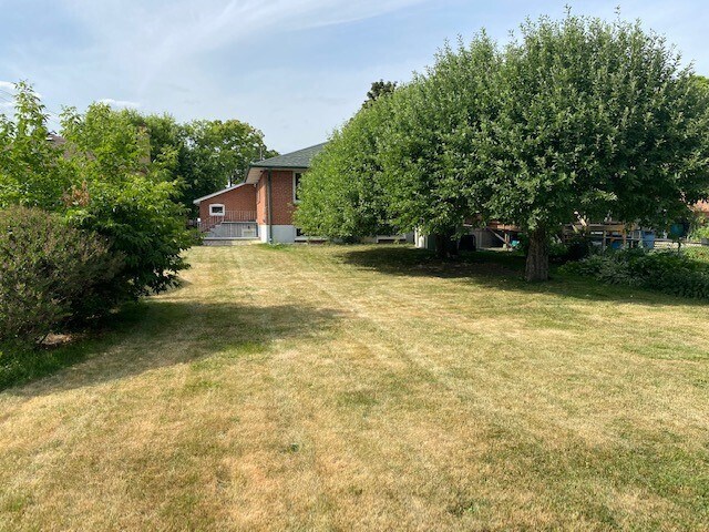 Photo du bâtiment - Spacious and bright newly renovated 2 bedroom basement apartment in Etobicoke.