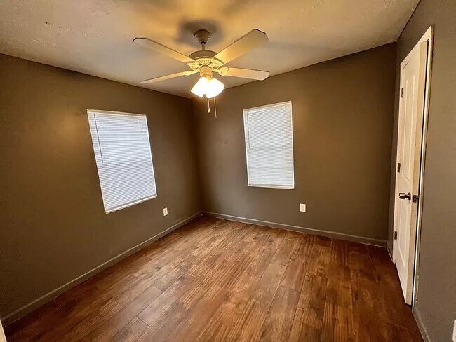 Foto del edificio - 4609 S Travis St