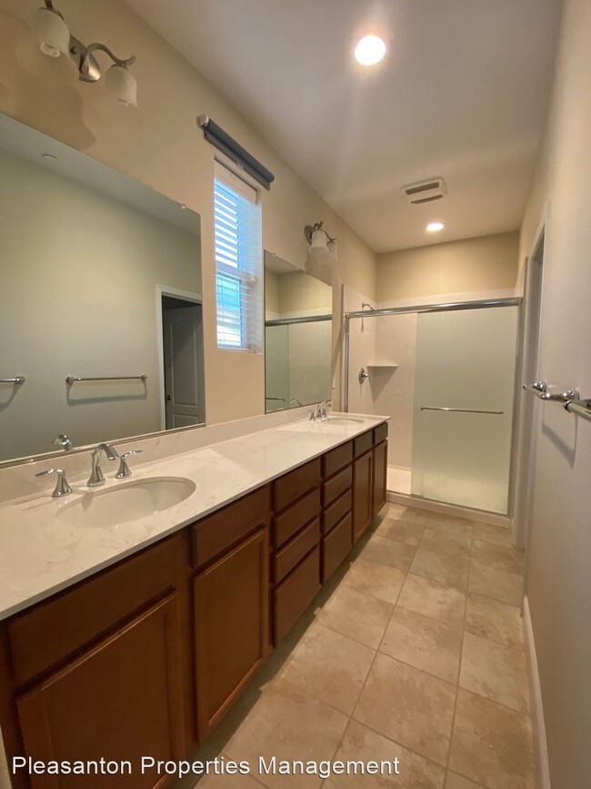 Building Photo - 4 br, 3.5 bath House - 435 Ryan Ter.