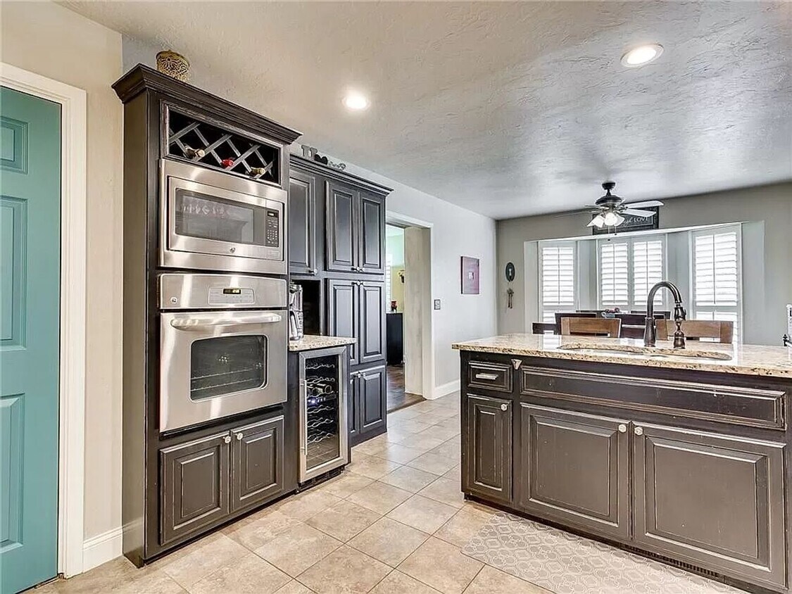Primary Photo - Spacious 4 bed, 2 bath, 2 car garage home ...