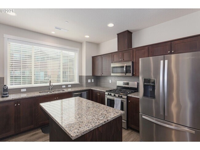 Building Photo - Spectacular 2BD* 2.5BA* + Office/Den Townh...