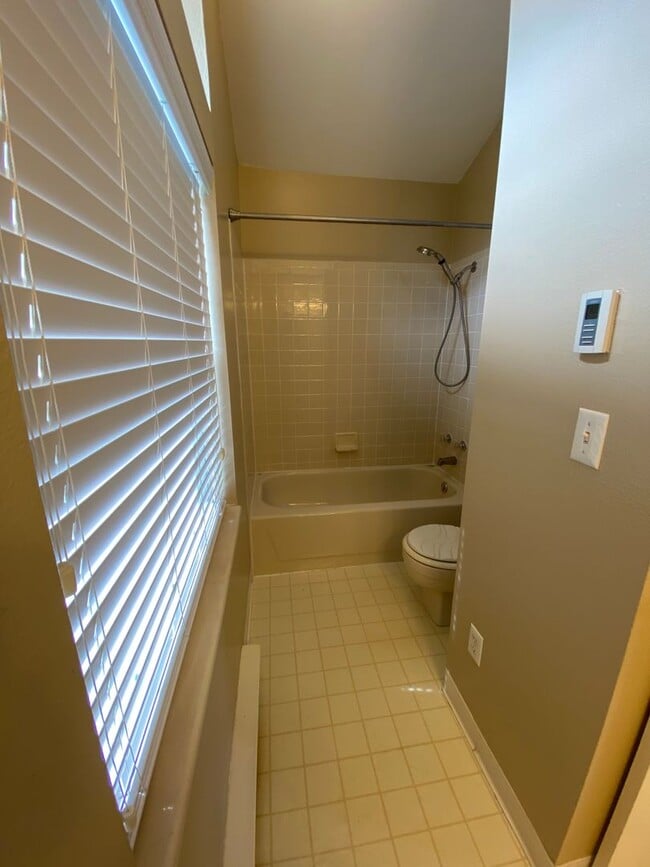 Building Photo - 3565 Windmill Dr