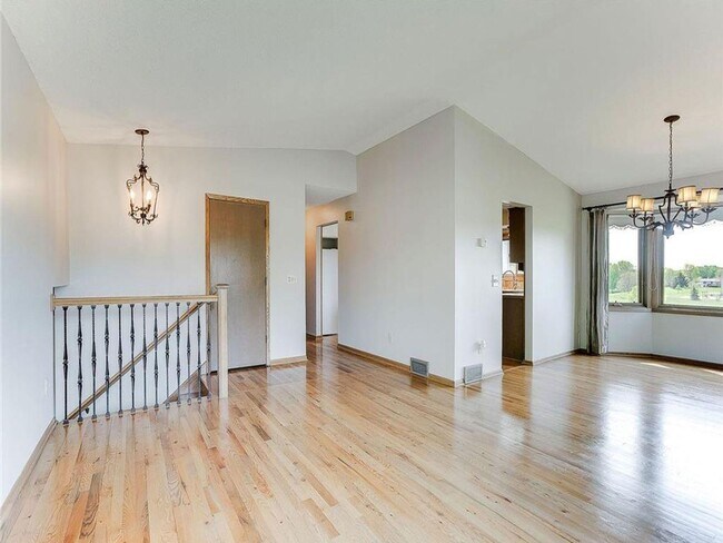 Building Photo - Spacious 4+ Bedroom with Vaulted Family Room, Fireplace, Panoramic Views, Bonus Room, Pets OK!