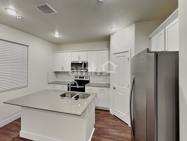 Building Photo - 1221 Redbud Dr