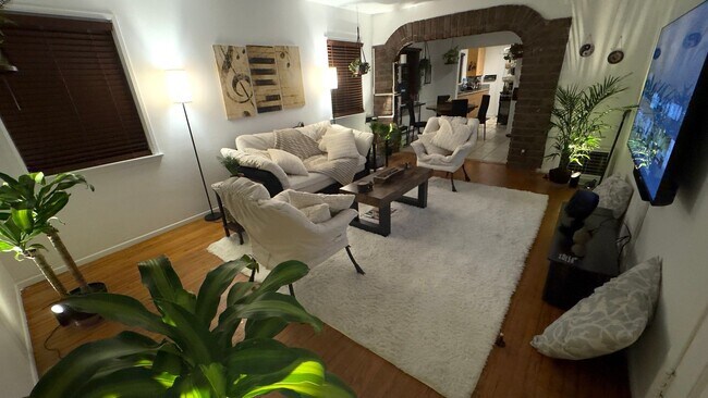 Foto del edificio - 878 Warren Ave