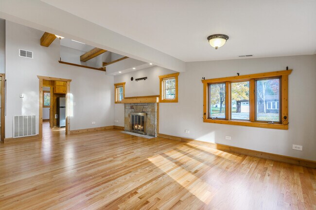 Building Photo - 556 Highland Rd