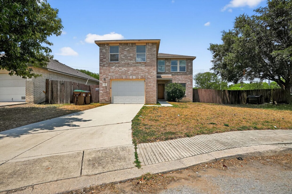 Foto principal - Charming Home with Large Living Room & Ext...