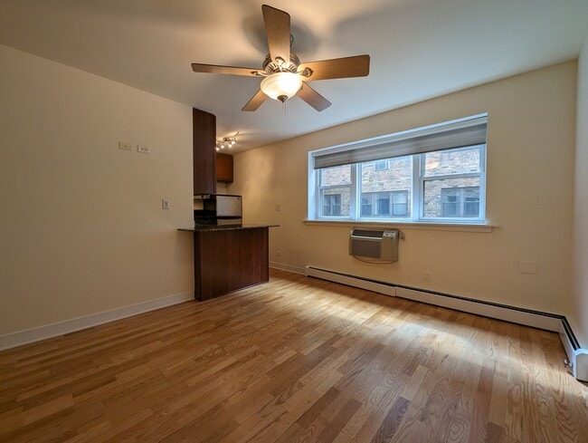 Building Photo - 618 W Wrightwood Ave