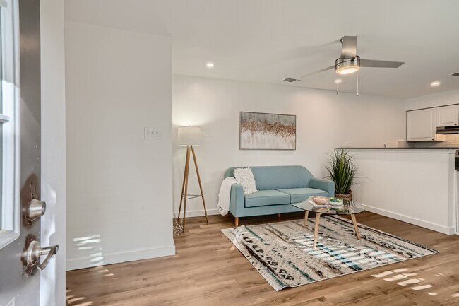 Foto del edificio - 2704 Wheless Ln