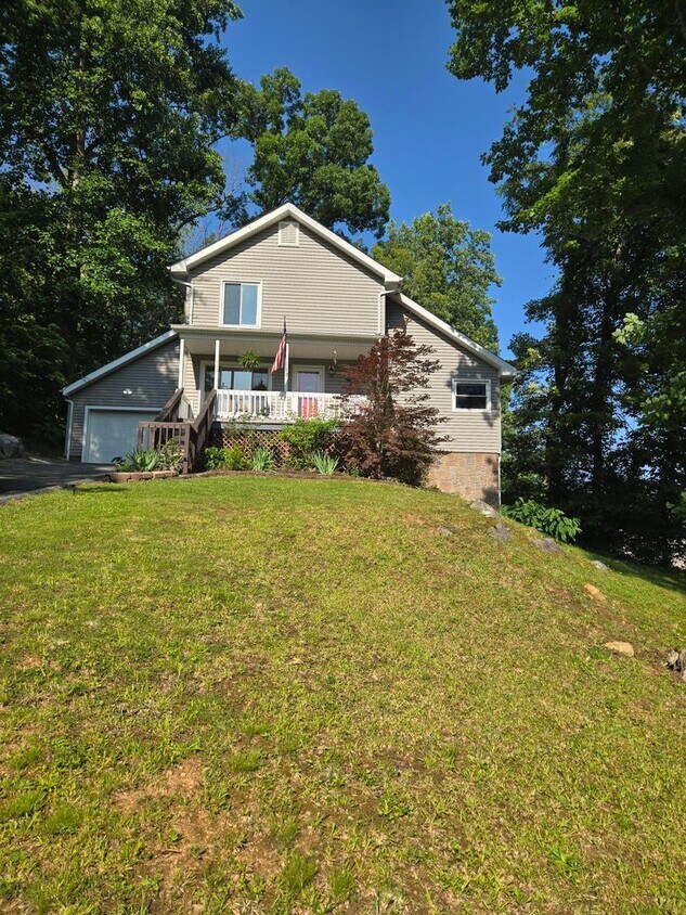 Primary Photo - This charming 3-bedroom, 2-bathroom home o...