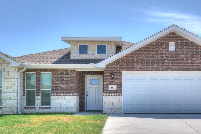 Building Photo - 802 Delaney Dr