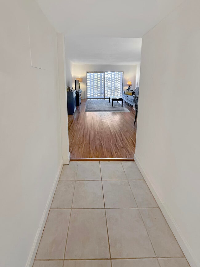 Building Photo - 1500 Crescent Cir