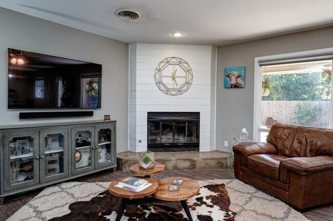 Building Photo - Pre-Leasing - 3 bed 2 bath