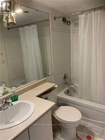 Photo du bâtiment - 2460 Eglinton Ave E