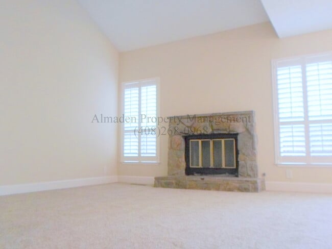 Foto del edificio - Remodeled Almaden Townhome in Great Location! Award Winning Schools! Central A/C!!