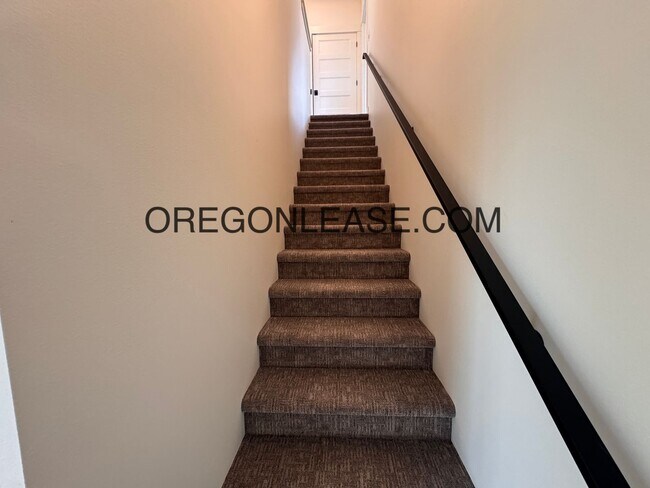 Building Photo - Brand new 3 bedroom 2.5 bath Coburg townhome