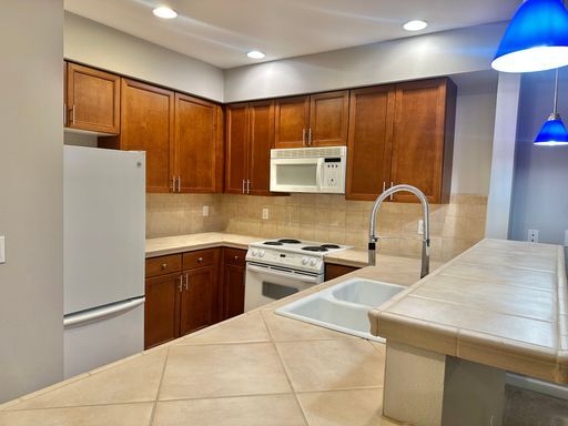 Foto del edificio - Beautiful 1 bed condo in the heart of Bell...
