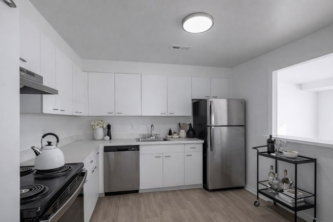 Building Photo - Carlyle Tower Apartments - Southfield, MI
