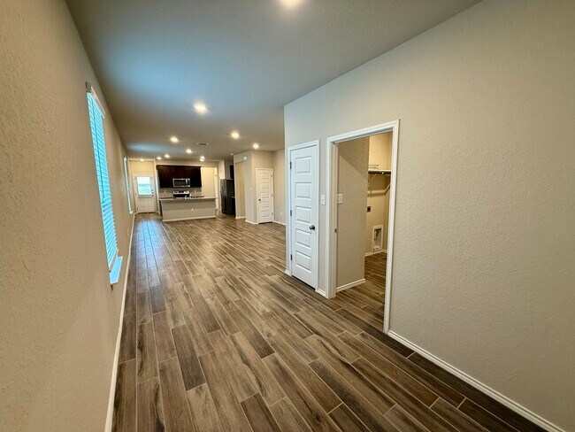 Foto del edificio - Lovely 1-story 4 bedroom/2 bath home is an...