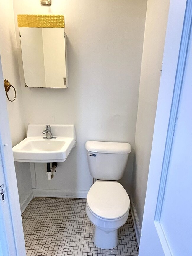 Building Photo - 2229/31 N Gatewood