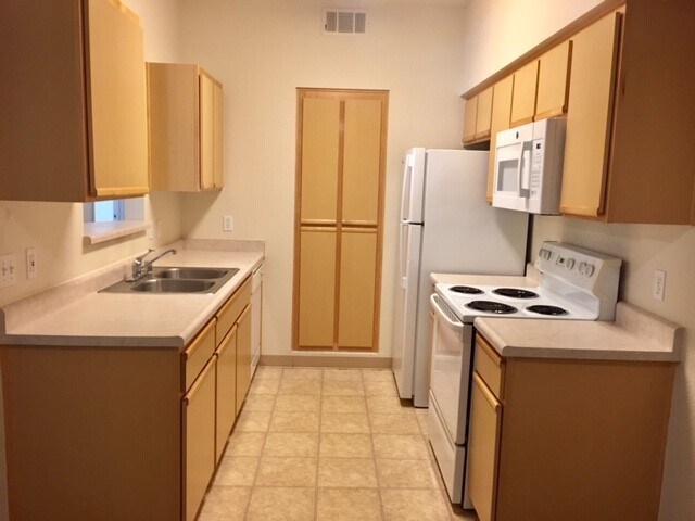 Foto del edificio - 6850 Sharlands Ave