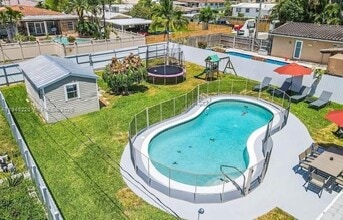 Building Photo - 211 SE 3rd St