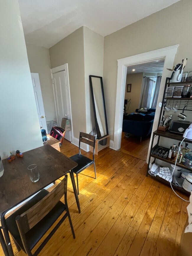 Building Photo - Avl Now: Sunny two-room Studio in Oak Square - No Fee!