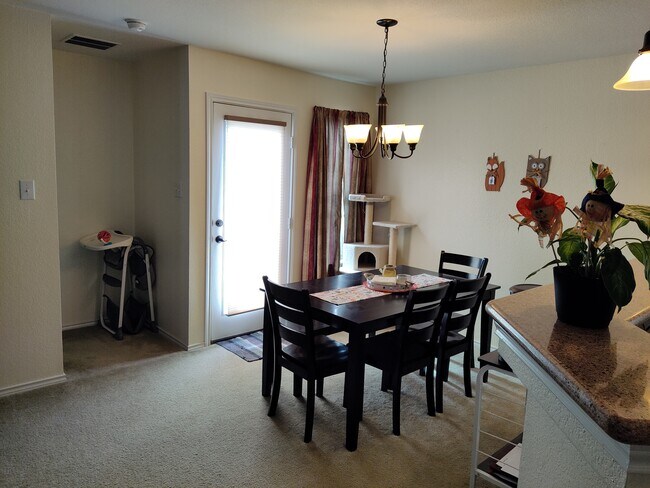 Building Photo - 10130 Maple Ranch