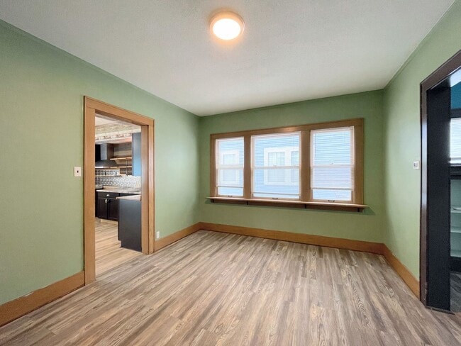 Foto del edificio - Large 4 bedroom home