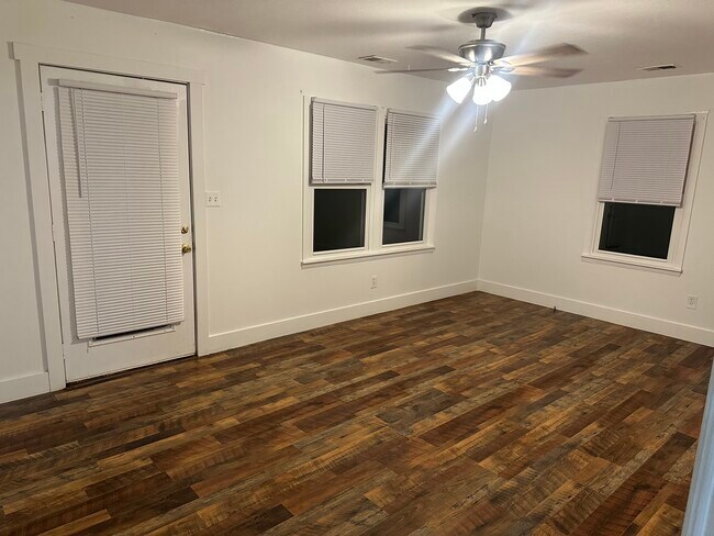 Foto del edificio - 350 Tanyard Hollow Rd
