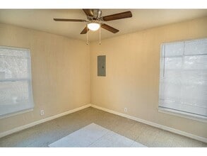 Building Photo - 1003 Poinsettia St