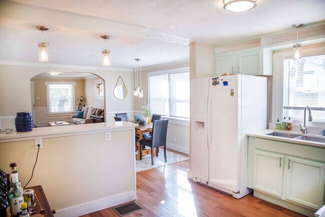 Building Photo - 2422 E 13th Street