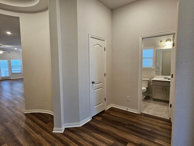 Building Photo - Elegant Bar W Home with Flex Room and Offi...