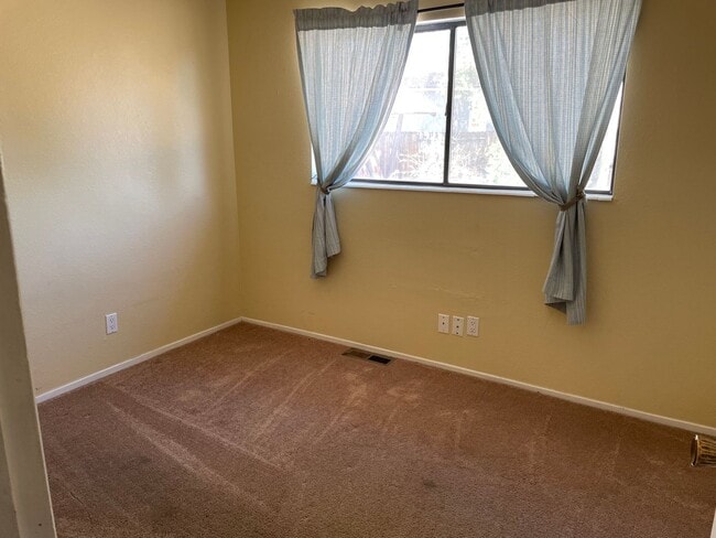 Building Photo - Cute 3 bedroom, 2 bathroom available in Sp...