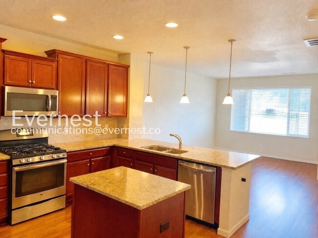 Building Photo - 2 Bed/2.5 Bath Town Home with Garage / Available Soon!