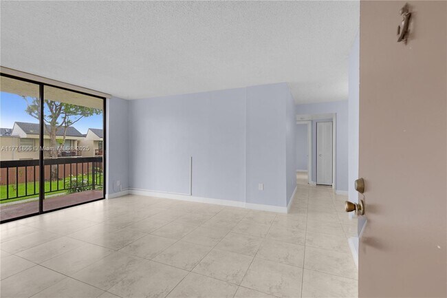 Foto del edificio - 8303 SW 142nd Ave