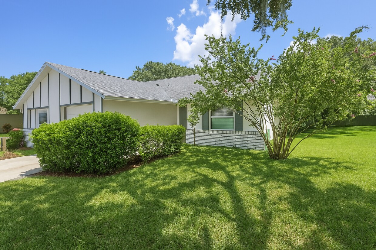 Primary Photo - Charming 2-Bedroom Townhome with Bonus Roo...
