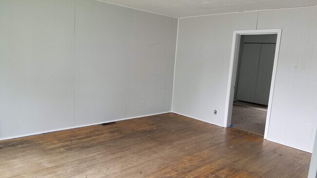 Family room - 218 W Lincoln Ave