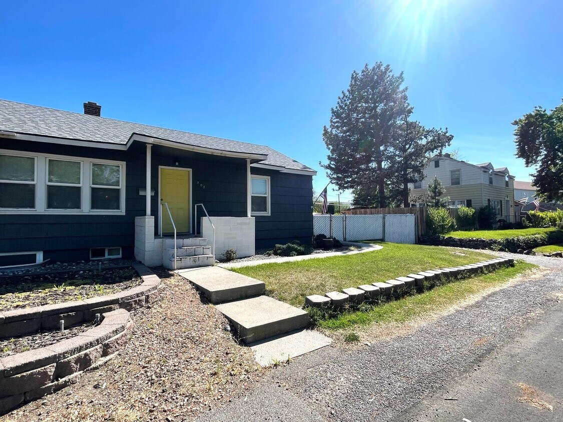 Primary Photo - Spacious 2+ Bedroom Duplex Unit in Richlan...
