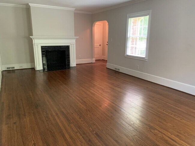 Building Photo - Beautiful Two Bedroom Duplex in Myers Park!!