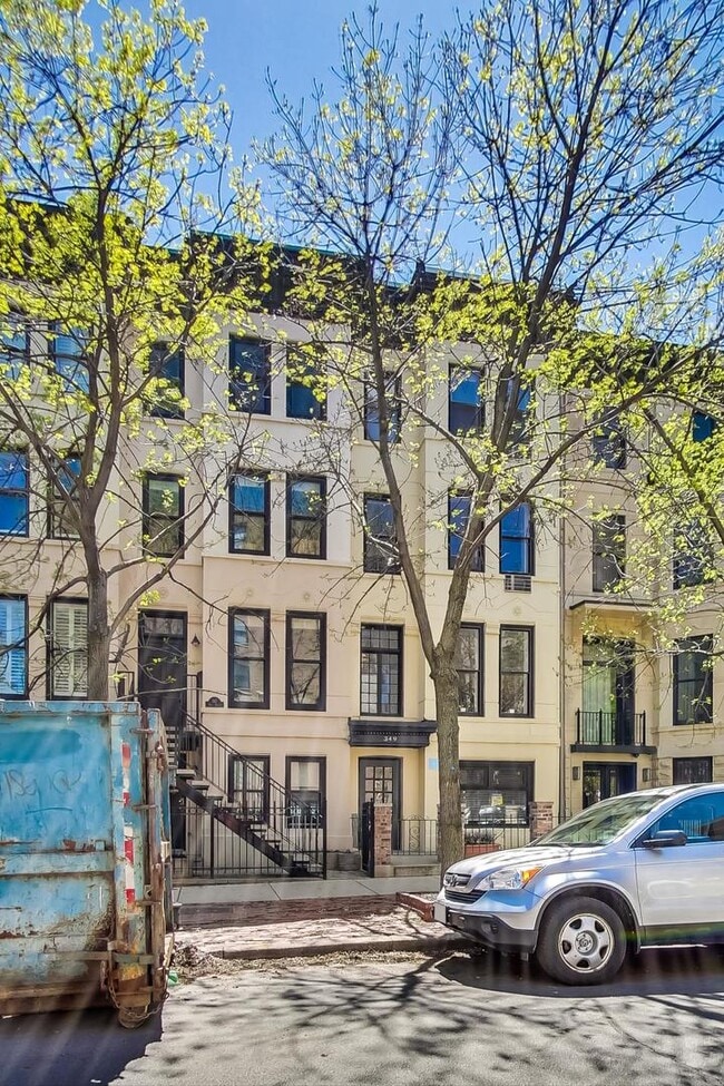 Building Photo - 349 W Belden Ave