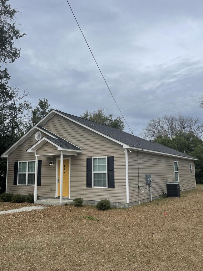 306 King St, Camden, SC 29020 House Rental in Camden, SC