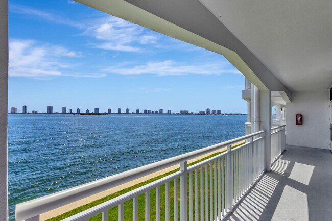 Foto del edificio - 100 Shore Ct