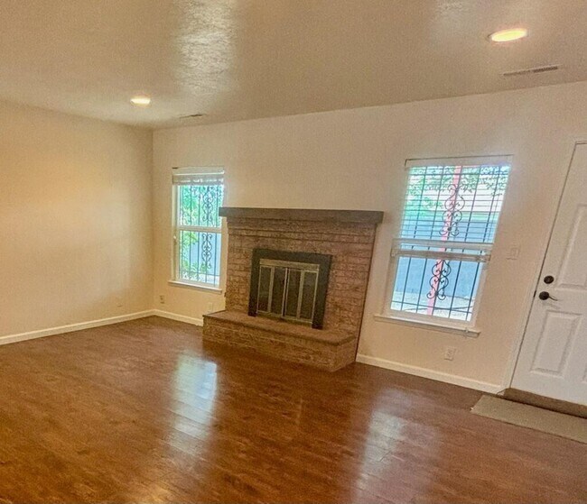 Foto del edificio - 12809 Hayley Ct NE