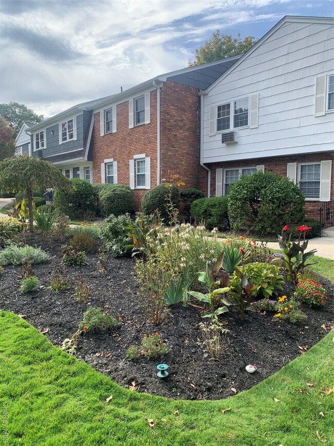 Building Photo - 23 Doxbury Ln